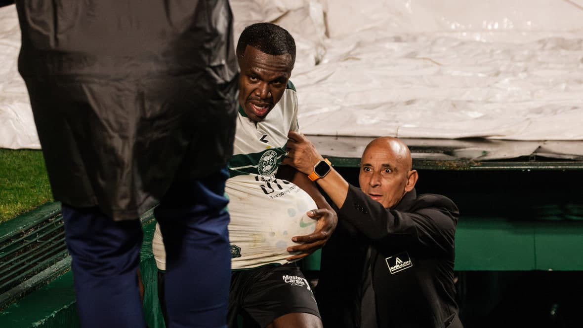 Braziliyada futbolchi gol nishonlash vaqtida tunnelga tushib ketdi