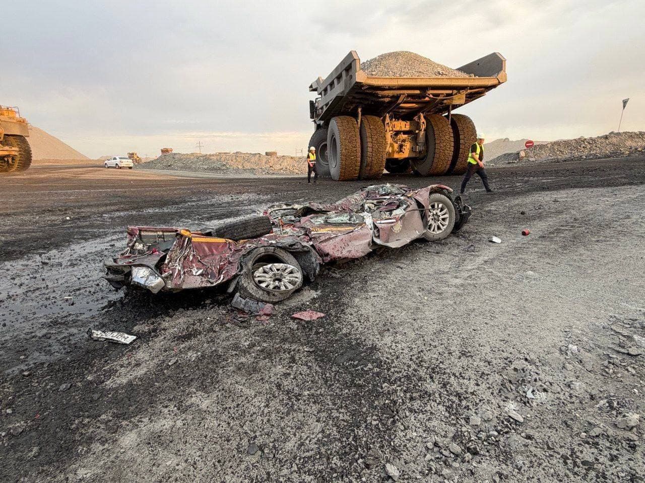 Muruntovda BelAZ yengil avtomobilni bosib ketishi oqibatida 2 kishi halok bo‘ldi.