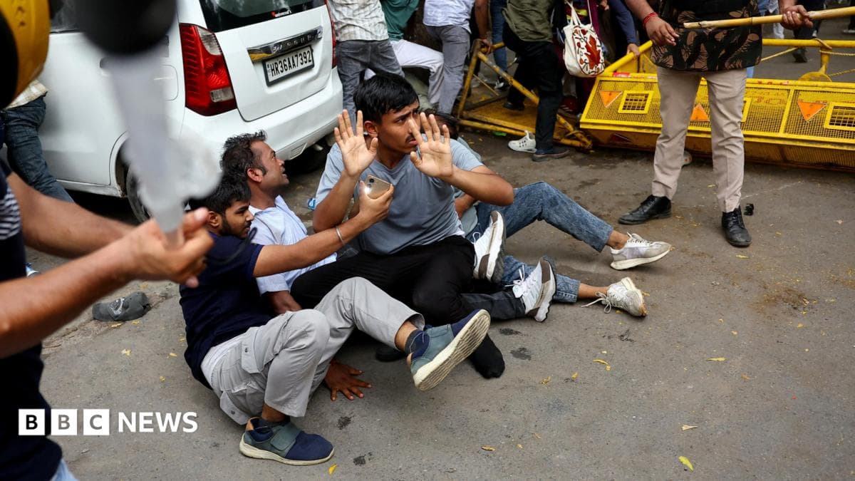 Delhi'da minglab yoshlar ta'lim tizimiga o'zgarish talab qilmoqda