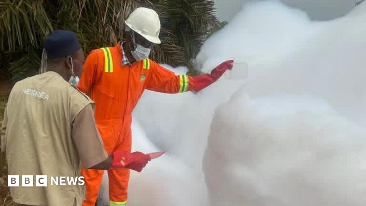 Nigeriyada sirli oq ko'pik sababli odamlar to'planmoqda
