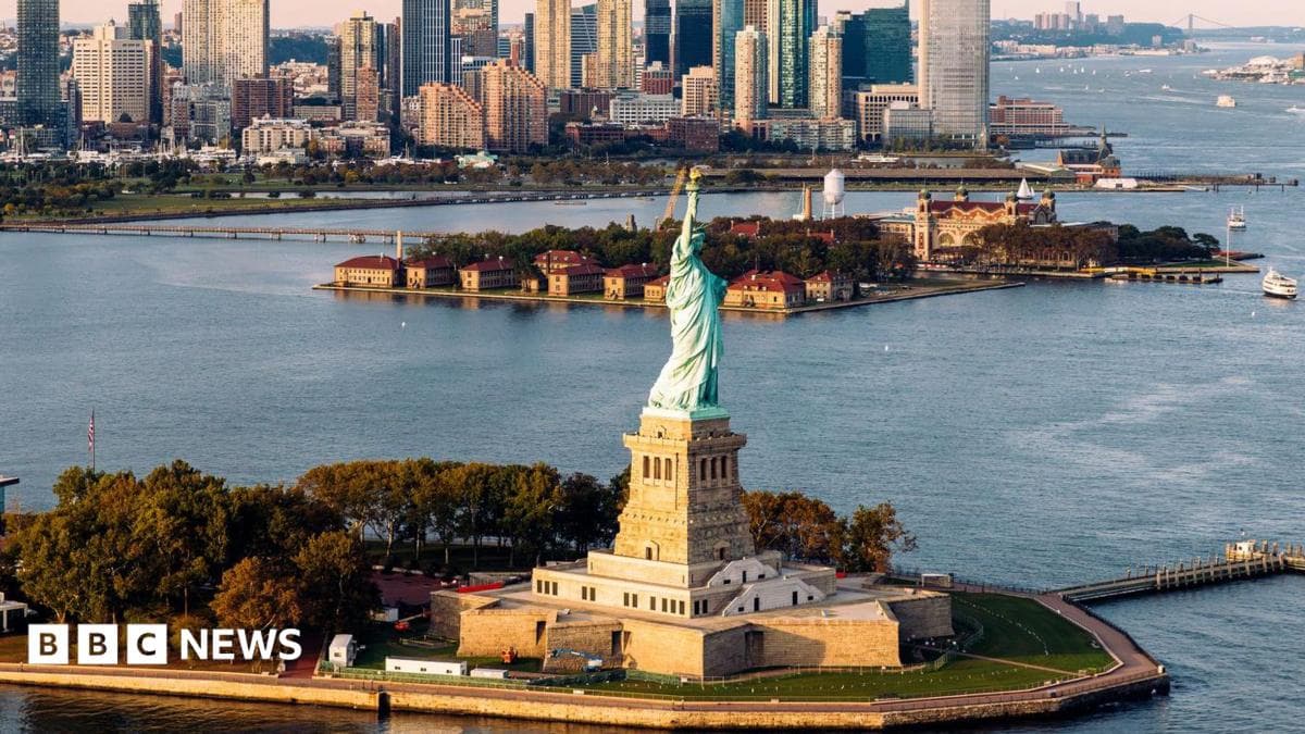 Statue of Liberty yaqinida qayiqqa otilish sodir bo'lib, bir ayol va chaqaloq halok bo'ldi