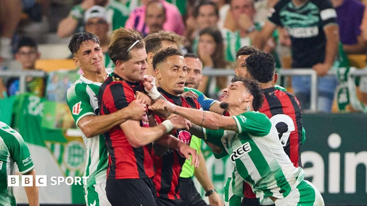 Bournemouth va Betis o'rtasidagi o'yinda Scott va Antony qizil kartochka oldi
