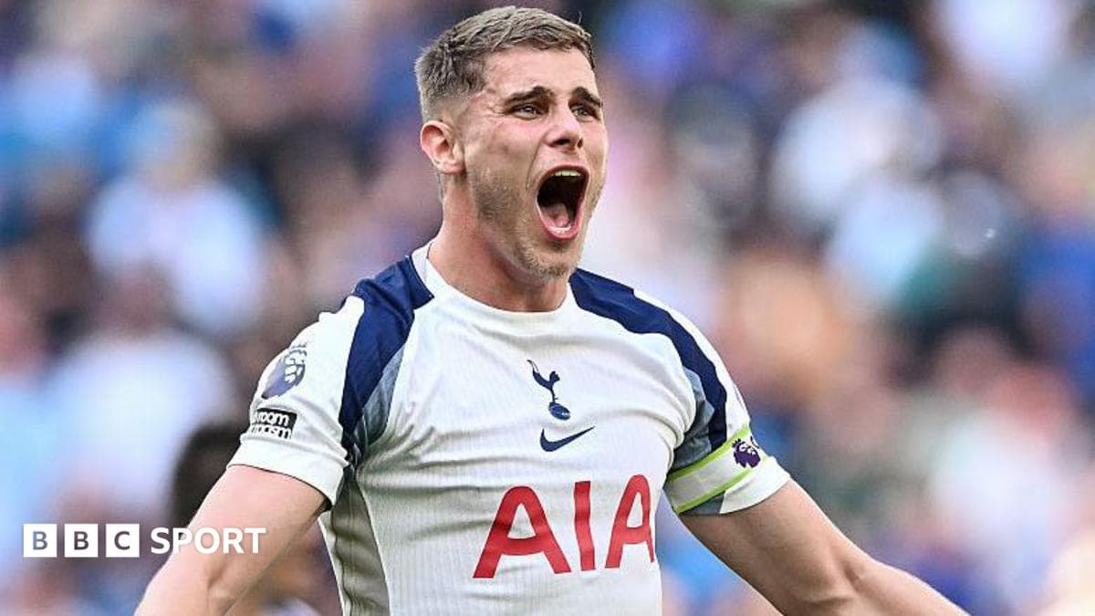 Micky van de Ven signs a new long-term contract with Tottenham