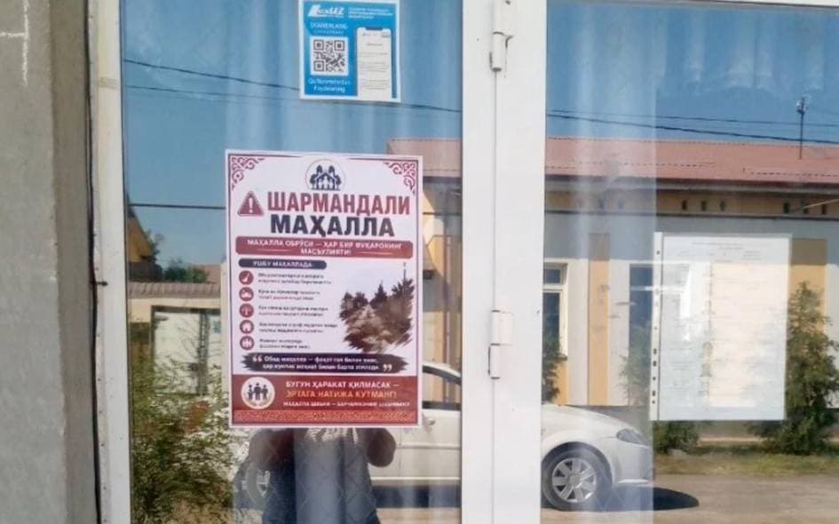 Chinozda «Sharmandali mahalla» yorlig‘i yopishtirilmoqda