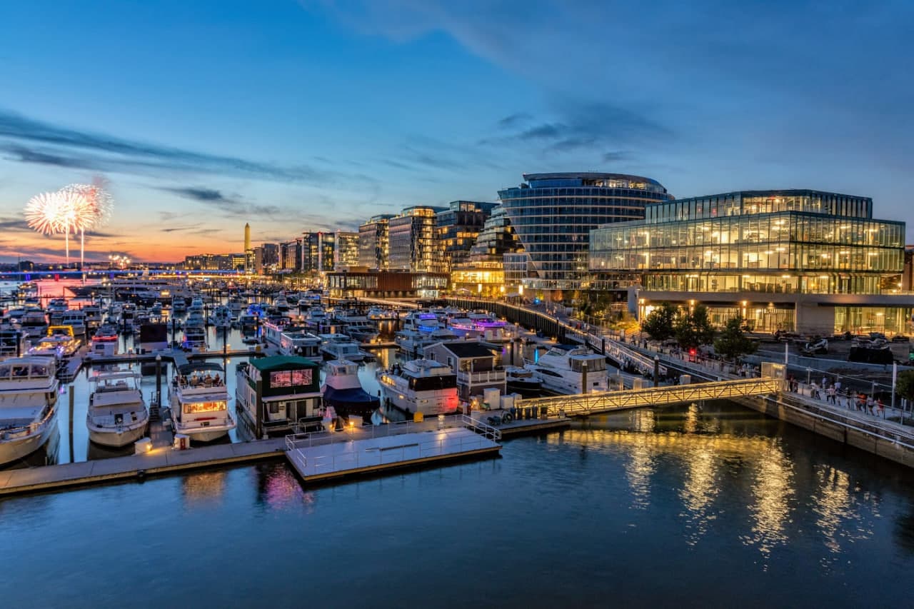 Vashingtonliklarning yakshanbasi: The Wharf bandargohiga reportaj