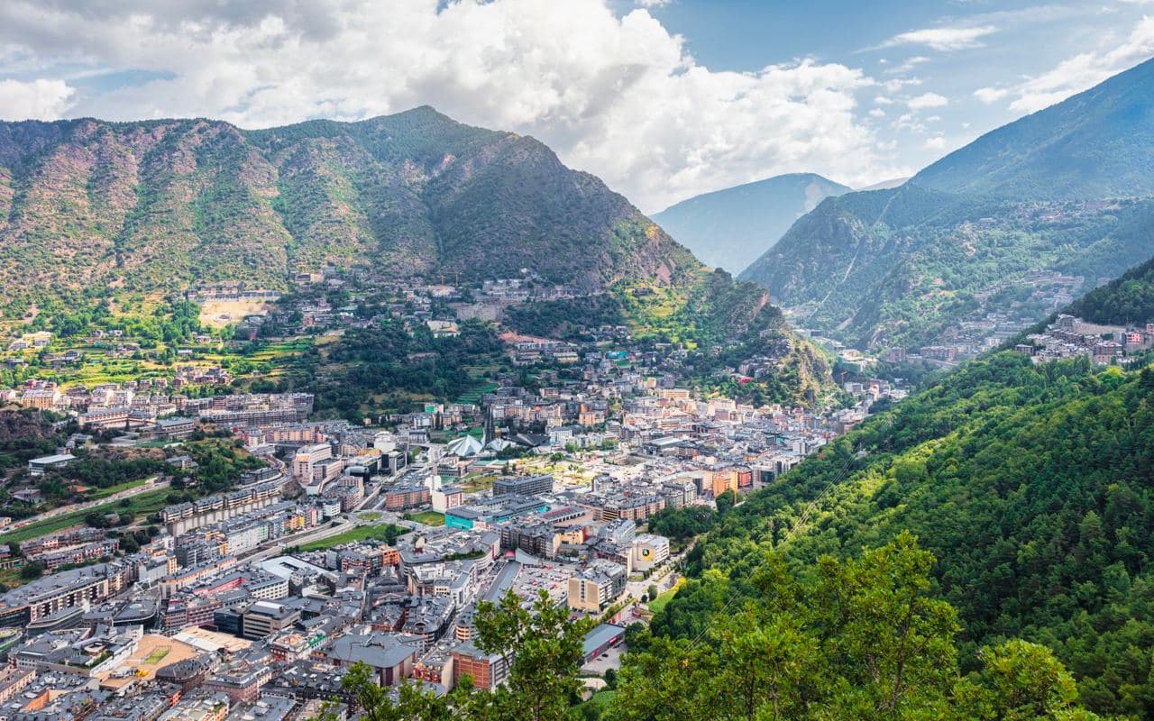 Sayyohlar va mahalliy aholi: Andorra yetakchilik qiladi