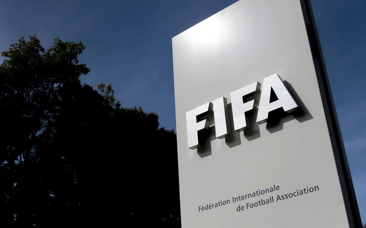 FIFA futbol musobaqalari huquqlarini sotish rejasidan voz kechdi