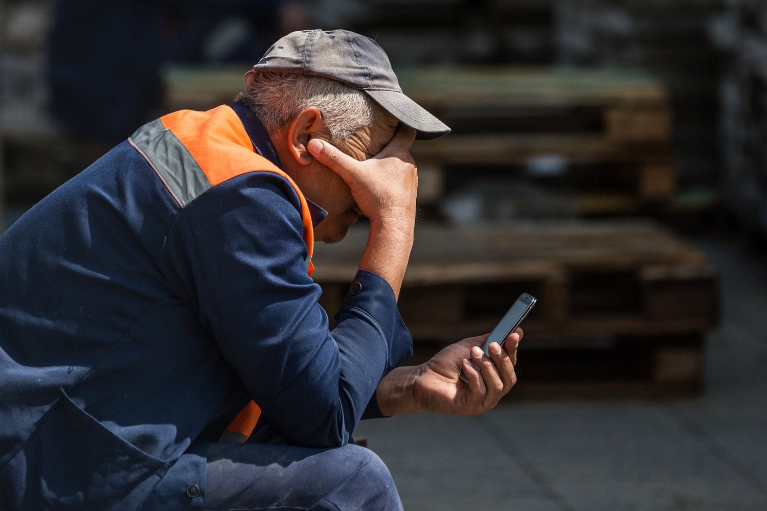 O‘zbekiston TIV Rossiyada migrantlar uchun mobil telefon xaridi majburiy bo‘lishi mumkinligi haqida izoh berdi