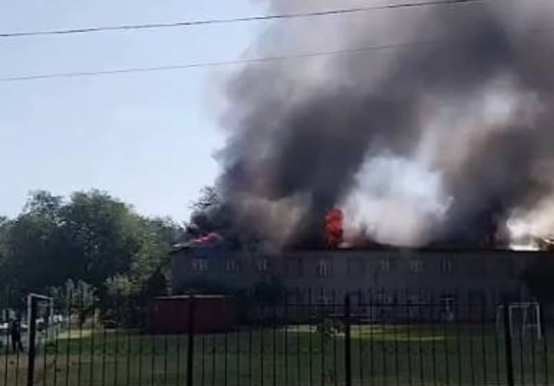 The roof of a school in Jizzakh caught fire